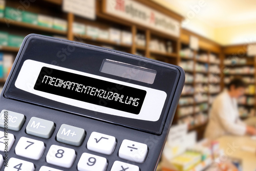 Eine Apotheke und ein Taschenrechner als Symbol für die Zuzahlung bei Kauf von Medikamenten