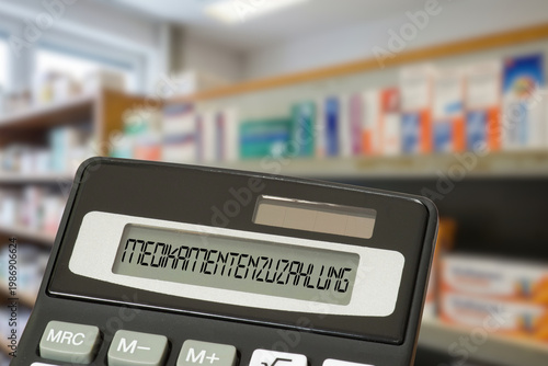 Eine Apotheke und ein Taschenrechner als Symbol für die Zuzahlung bei Kauf von Medikamenten
