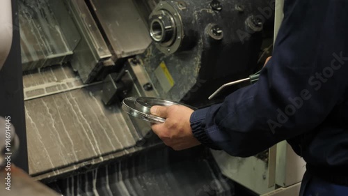 Cleaning a machined part after processing in an industrial workshop