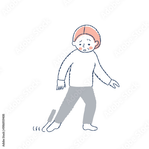 足を引きずって歩くシニア女性