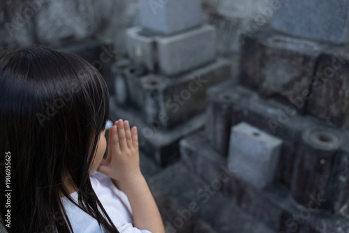 Foto お墓参りをする女の子
