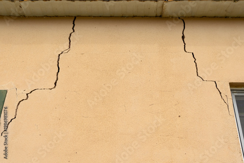 Tableau sur toile Large cracks mar the exterior wall of a building, indicating structural issues
