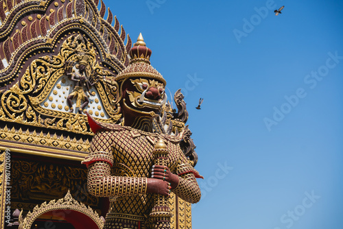 Fotografía Majestic temple guardian statue with ornate details and vibrant colors against a