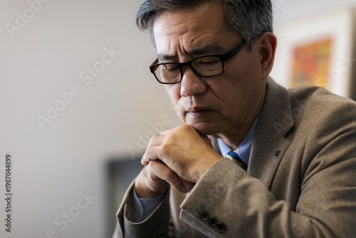 考え込むビジネスマン