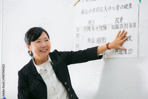 授業をする日本人女性の先生