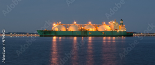 Schilderij op canvas LNG TANKER - Illuminated ship at the gas terminal