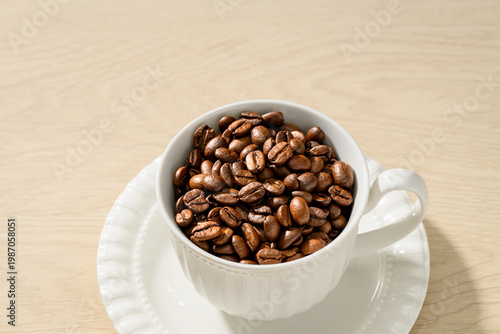 白いカップに入った焙煎コーヒー豆