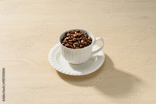 白いカップに入った焙煎コーヒー豆