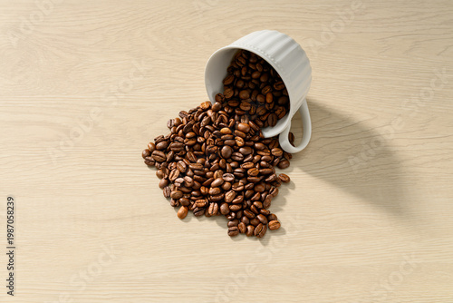 白いカップに入った焙煎コーヒー豆