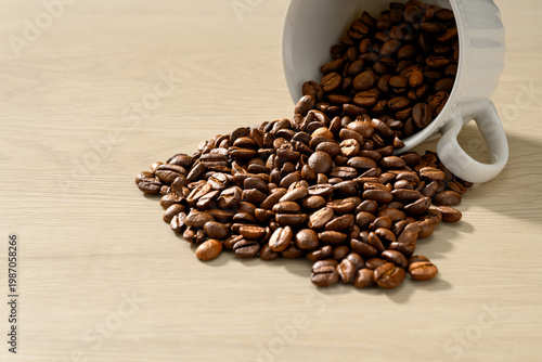 白いカップに入った焙煎コーヒー豆