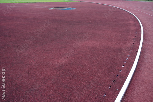 Foto Running track curve with a shot put circle on a stadium field