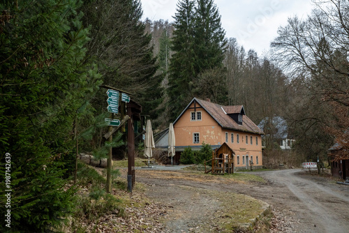 Wanderwege mit Wanderwegweiser am Alten Zeughaus in der Sächsischen Schweiz 2