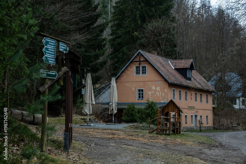 Wanderwege mit Wanderwegweiser am Alten Zeughaus in der Sächsischen Schweiz 1