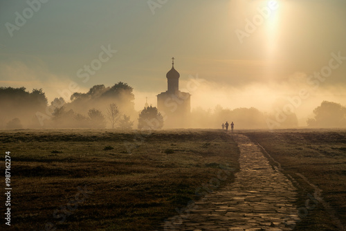 Foto Silhouette of the ancient Church of the Intercession on the Nerl in the fog at dawn, Bogolyubovo