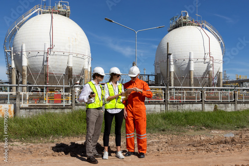 Foto Industrial Engineer Using Digital Tablet for Predictive Maintenance in Oil and Gas Refinery