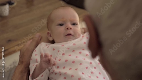 Visage de nouveau-né bébé gazouillant