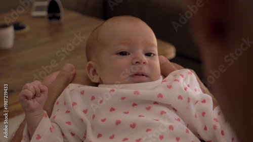 Visage de nouveau-né bébé gazouillant