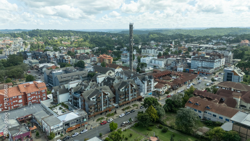 Obraz na płótnie Imagem aérea destaca a Catedral de Pedra em Canela integrada ao centro urbano e às construções da Serra Gaúcha em uma das atrações turísticas mais conhecidas do sul