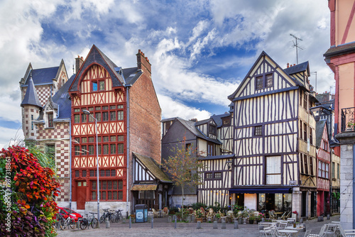 Foto Scenic view of historic half-timbered house facades in Rouen, France