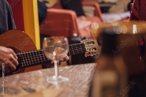 Konstfotografi Ambiance festive avec une guitare classique