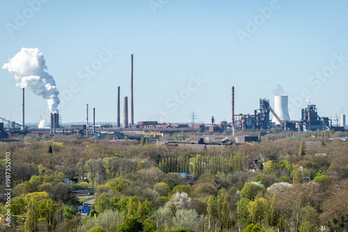 Industriepanorama mit Schornsteinen und Kraftwerk im Ruhrgebiet, Duisburg, Nordrhein-Westfalen, Deutschland