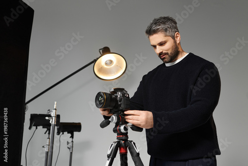 Bilde på lerret photographer capturing moments in a studio setting with expertise and passion