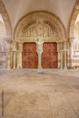 Foto Vezelay Abbey tympanum depicting Christ sending apostles