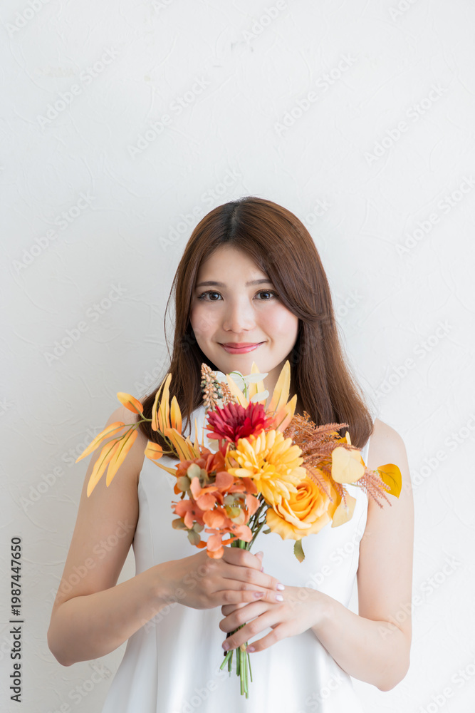 Fototapeta premium ナチュラルな女性が花束を持つポートレート・美容とライフスタイルイメージ