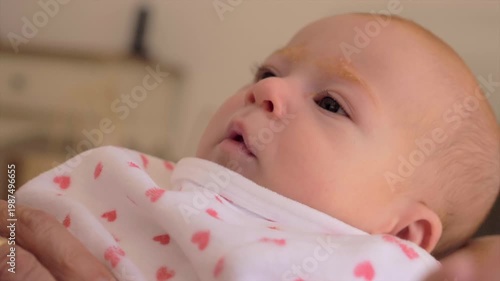 Visage de nouveau-né bébé gazouillant