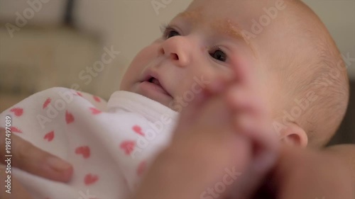 Visage de nouveau-né bébé gazouillant