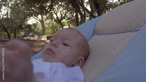 Visage de nouveau-né bébé gazouillant