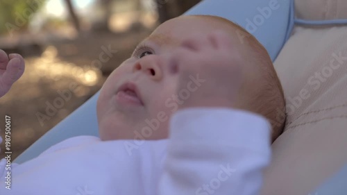 Visage de nouveau-né bébé gazouillant