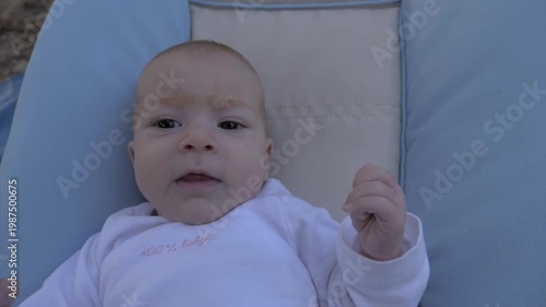 Visage de nouveau-né bébé gazouillant