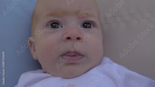 Visage de nouveau-né bébé gazouillant