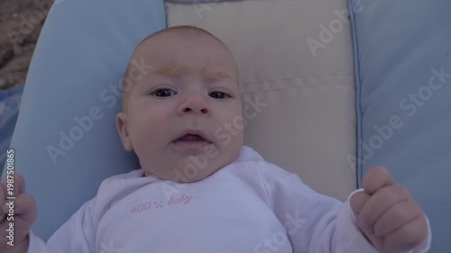 Visage de nouveau-né bébé gazouillant