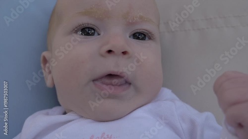 Visage de nouveau-né bébé gazouillant