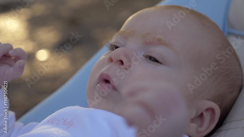 Visage de nouveau-né bébé gazouillant