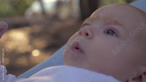 Visage de nouveau-né bébé gazouillant