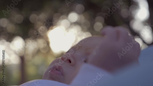 Visage de nouveau-né bébé gazouillant
