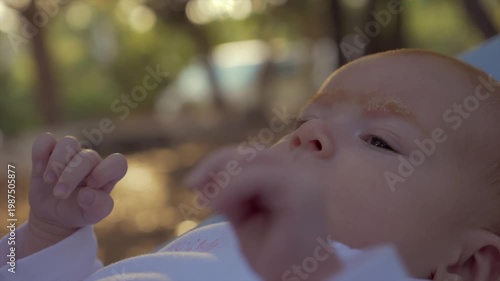 Visage de nouveau-né bébé gazouillant