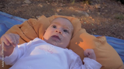 Visage de nouveau-né bébé gazouillant