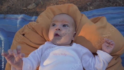 Visage de nouveau-né bébé gazouillant