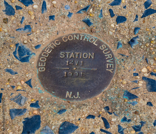 Foto The marker is for a GEODETIC CONTROL SURVEY and identifies the specific STATION 12V1