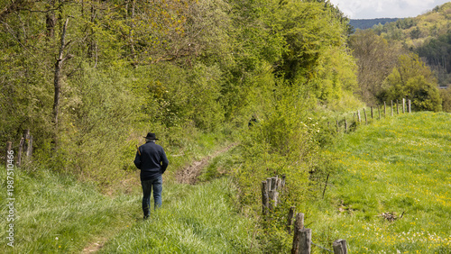 homme âgé sur un chemin avec un chapeau dans la forêt à la campagne, activité, marche, loisirs, senior, retraite