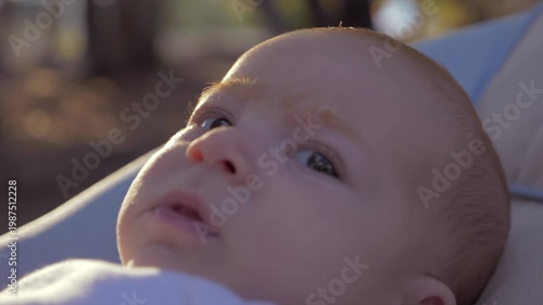 Visage de nouveau-né bébé gazouillant