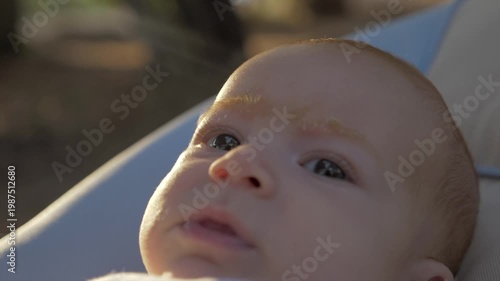 Visage de nouveau-né bébé gazouillant