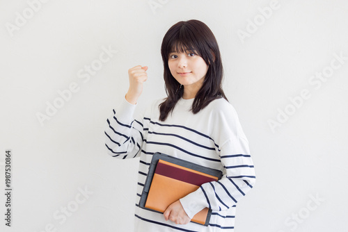ガッツポーズする若い女性・成功とやる気のイメージ
