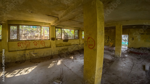 Fotografie Abandoned ashram near Rishikesh, Uttarakhand, featuring weathered walls covered with colorful graffiti and wall art, showcasing urban expression within a forgotten spiritual retreat