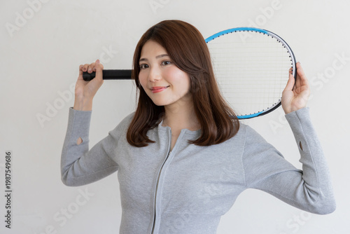 Quadro su tela テニスラケットを肩に担ぐ笑顔の若い女性・ヘルシーでアクティブなライフスタイル