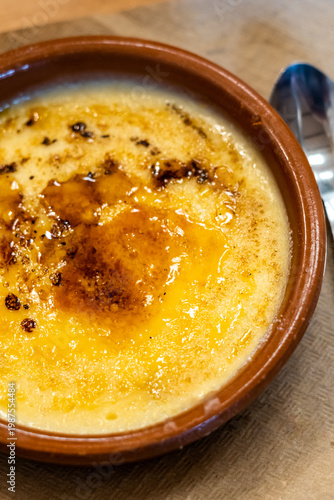 Obraz na plátně Golden crème brûlée in rustic ramekin